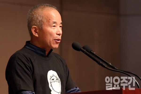 23일 프레스센터 국제회의장에서 열린 삼성전자-반올림 중재 판정 이행 협의 협약식에서 황상기 반올림 대표가 소감을 밝히고 있는 모습.