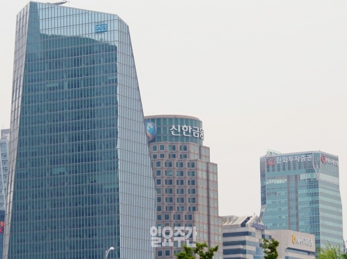 “금융권 CEO의 경우 철저하게 실적으로 평가되다 보니, 근무기간에 명암이 엇갈린다.” 서울 여의도 금융가.