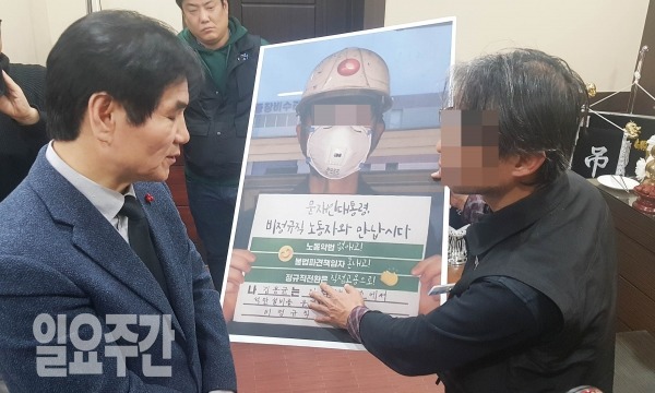 이용선 청와대 시민사회수석이 14일 오후 태안화력발전소에서 운송설비점검을 하다 숨진 故 김모씨의 빈소가 마련된 태안의료원 장례식장을 찾은 모습.
